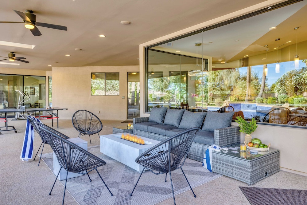 Luxe Scottsdale Oasis With Pool, Hot Tub, Firepit and Outdoor Lounge Avantstay