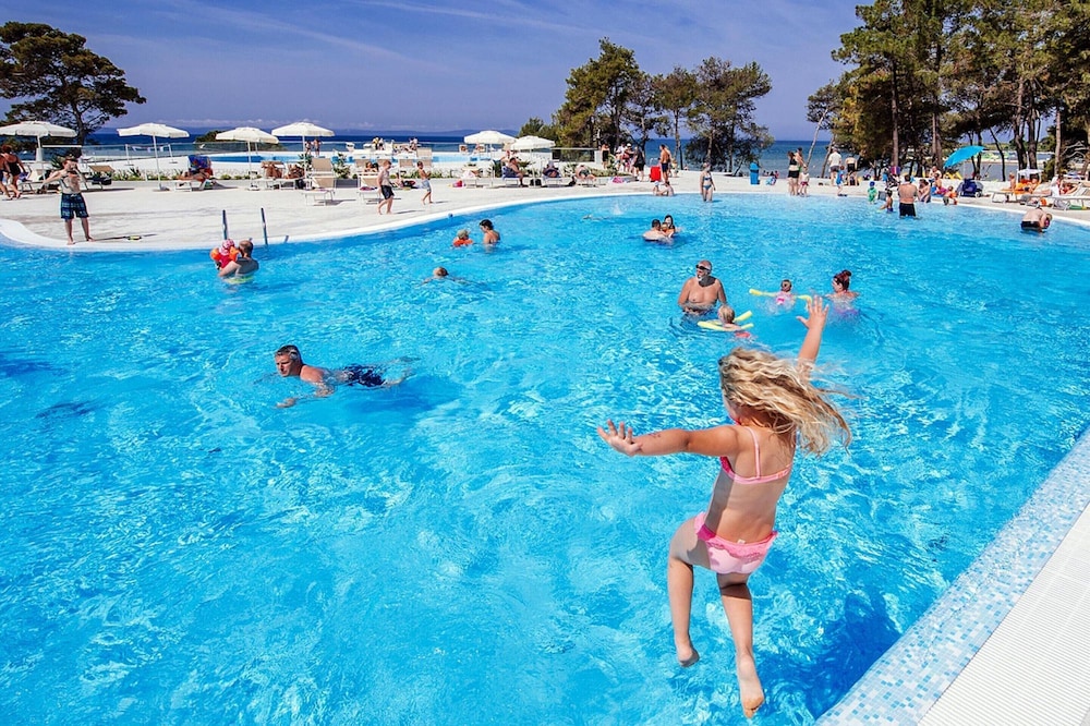 Apartments in Zaton Holiday Resort With Pool