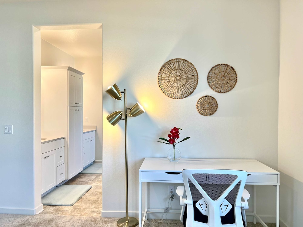 Sunny Stylish Near LA 4BR Home w Desks Lounge