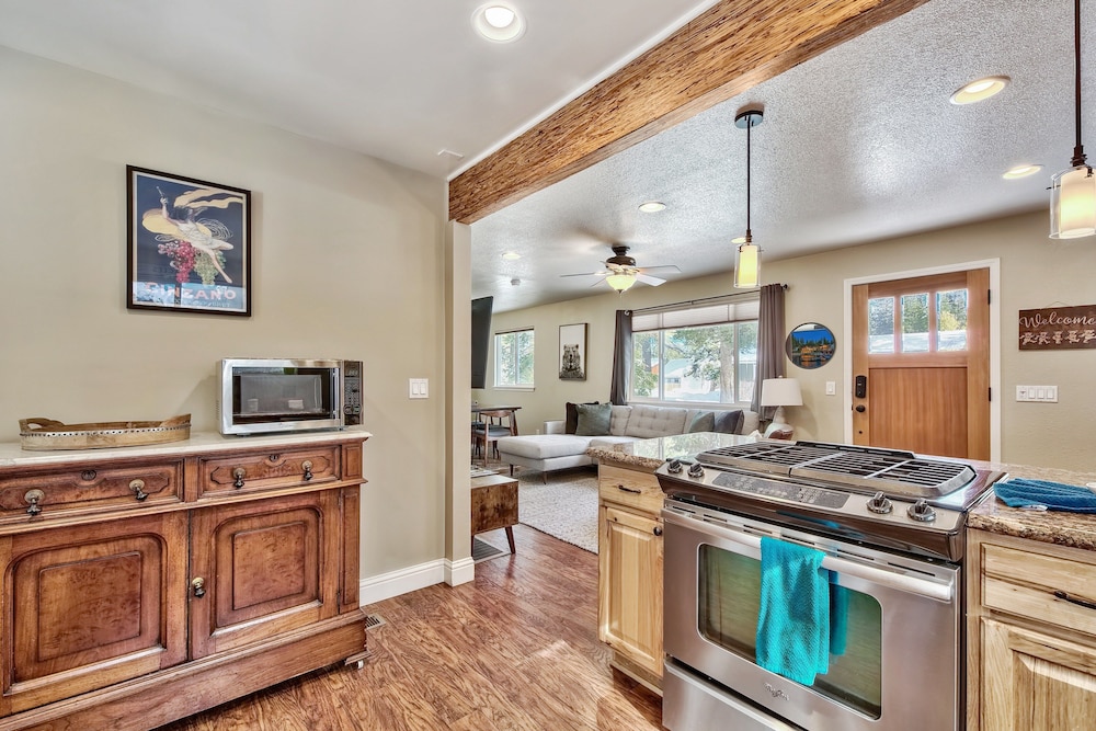 Dancing Bear Cabin Pet Friendly, Sleeps 4, Totally Cute! view 5