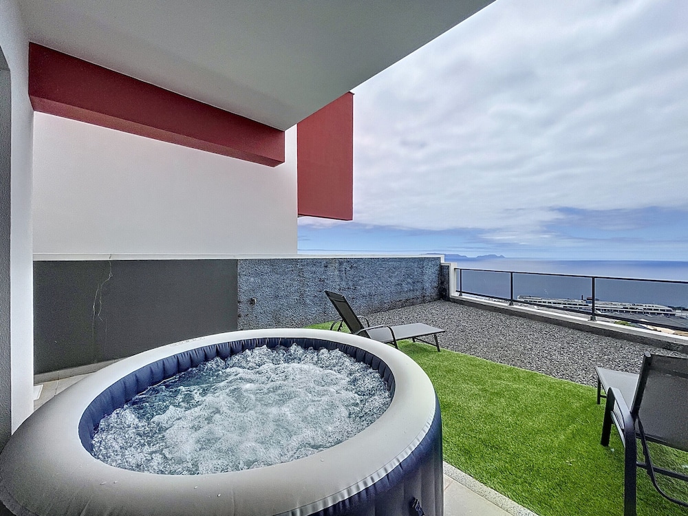 Blue Outlook Retreat by Atlantic Holiday