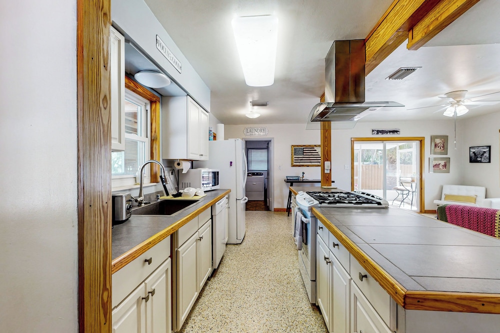 3BR Dog-friendly Home w/ Pool, Fireplace, W/d, A/C