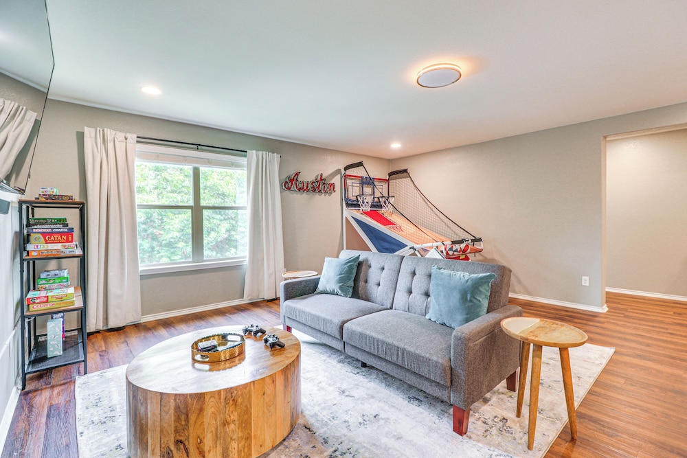 10 Mi to Dtwn Austin: Family Home w/ Communal Pool