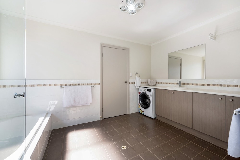 Large Upstairs Family Stay Near Middleton Beaches