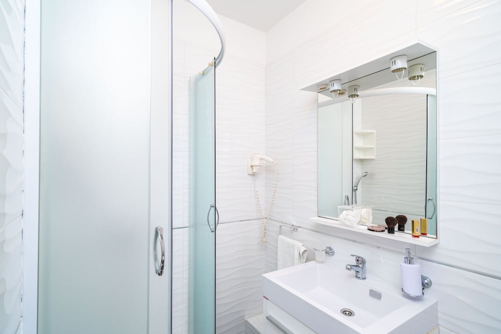 Jele Rooms
