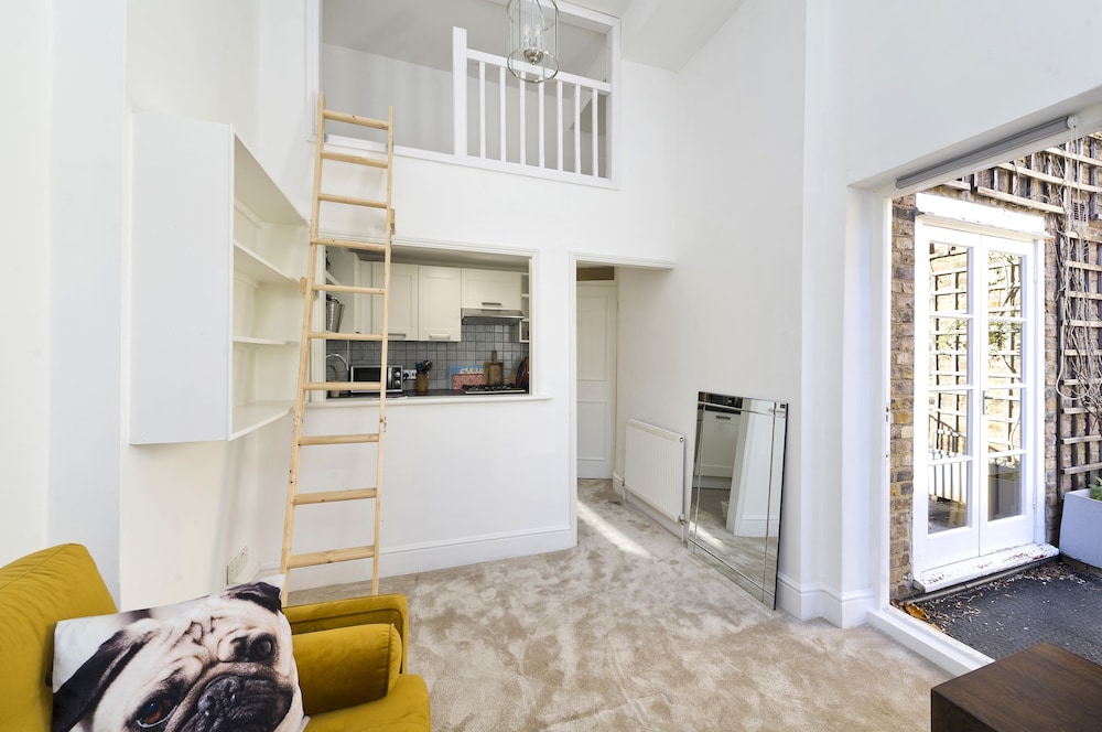 Bright one Bedroom Apartment With Balcony in Maida Vale by Underthedoormat
