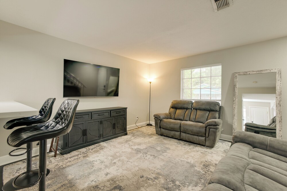 4 Mi to Iah: Suburban Houston Townhome
