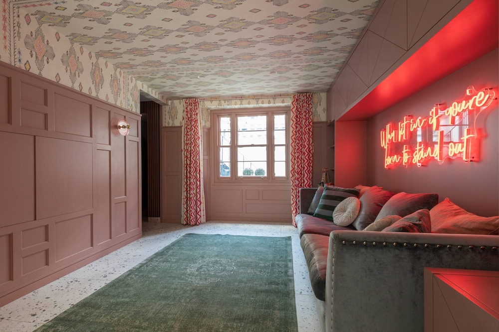 Westbourne Park Road XVI by Onefinestay