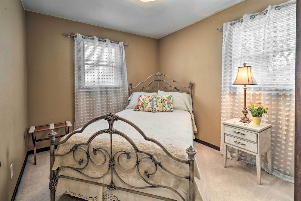 Miscellaneous Market Vacations - Watch the Sunrise at This Quaint Lake-view Cottage - Property Image 2