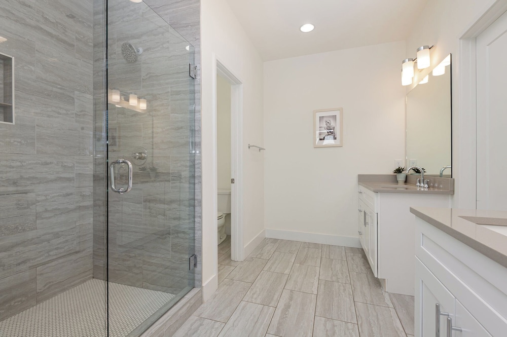 Citrine-private Patio & Balcony-near Germantown