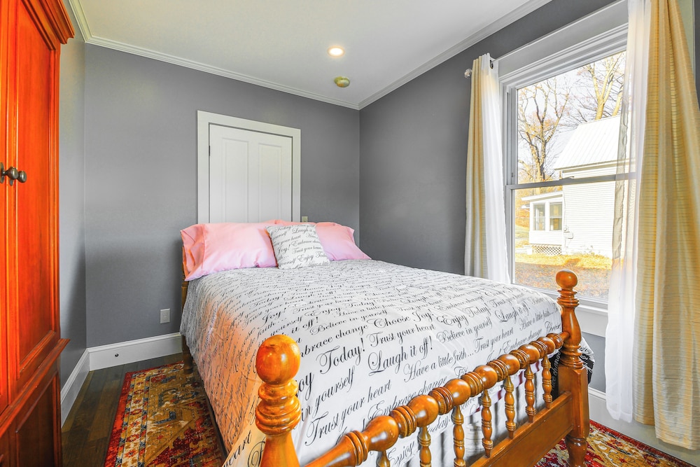 18 Mi to Skiing: Colorful Home in Springfield!