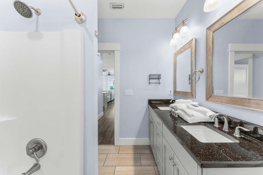 Pet Friendly Beach House - Beach Hop