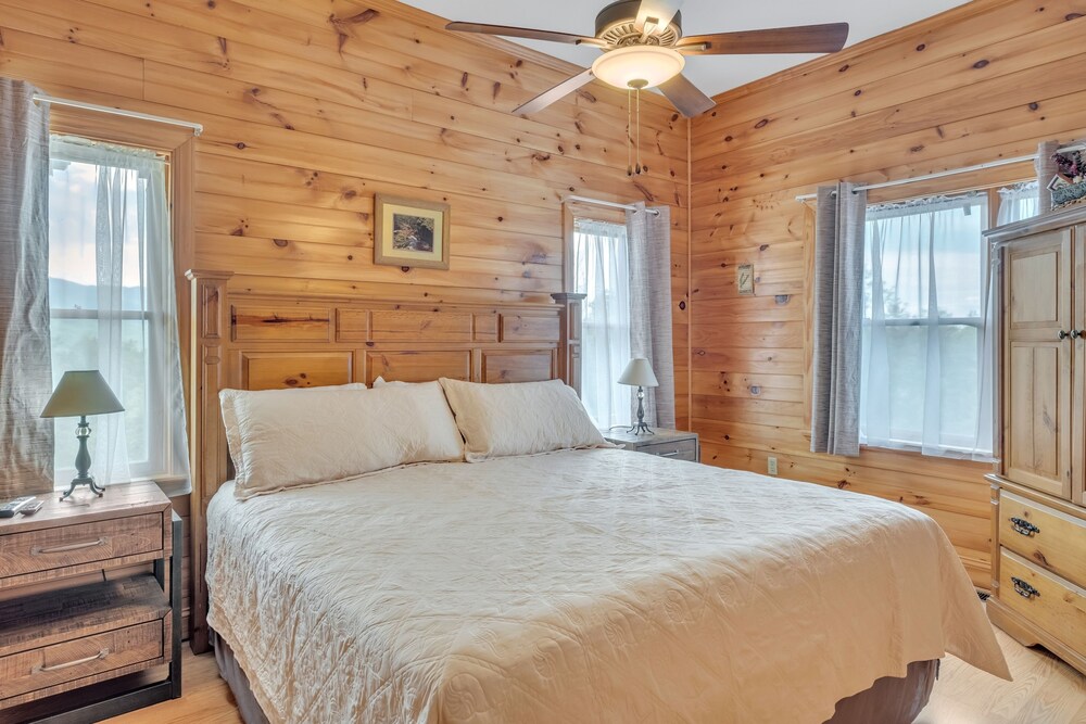 Heavenly Views Lodge 4 Bedroom Apts by RedAwning view 3