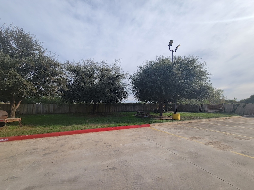 Cotulla Whitten Inn