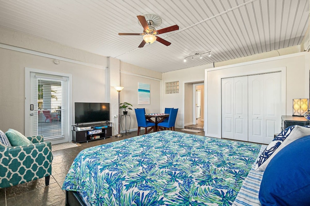 Perfect Beach House 2min Walk With Heated Pool and Hot Tub 4 bed 3 Bath With Pet Friendly