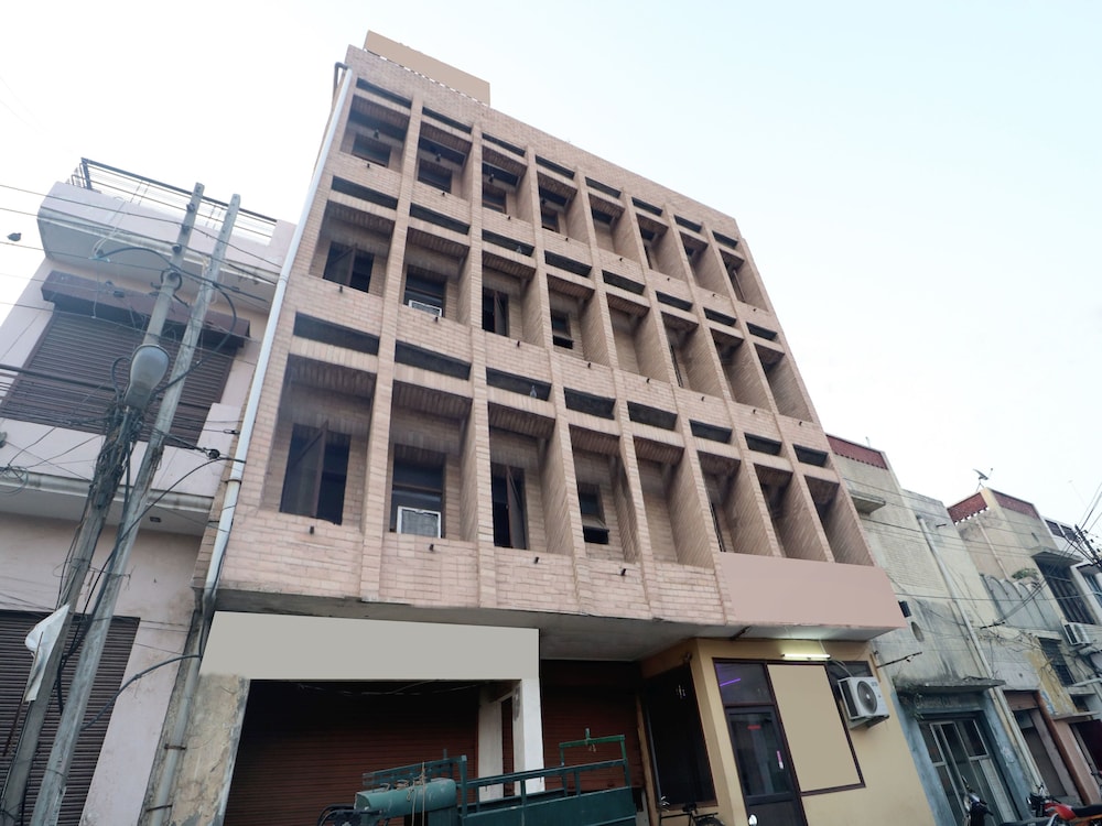 OYO 14876 Hotel Samrat