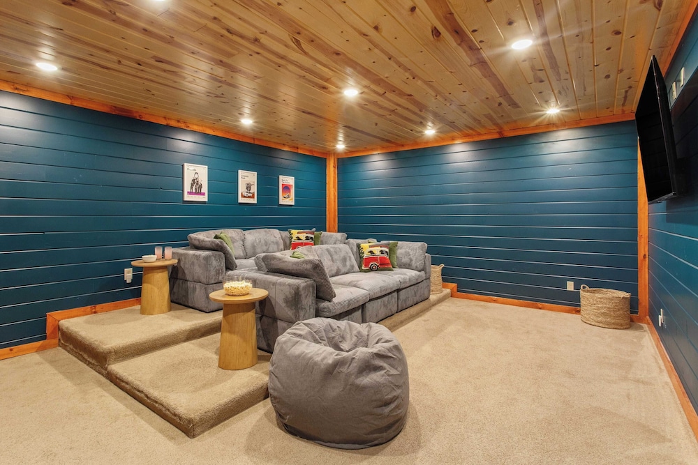 Smoky Ridge by Avantstay Renovated Cabin w/ Indoor Pool Game Room + Theater