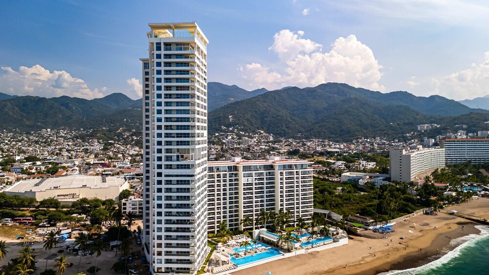 Stunning Beachfront Condo Sea Views Pools