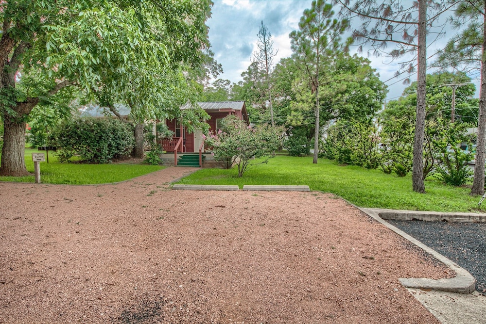 Hotel Waldrip Studio Bedroom Cabin by Redawning - Image 1