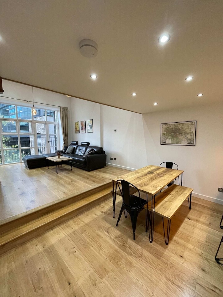 Stunning 3BD Maisonette W/balcony - Old Street!