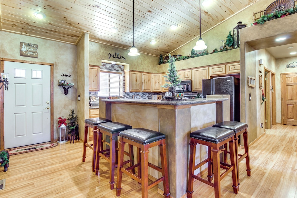 Outdoor Oasis: Family-friendly Cabin in Show Low!