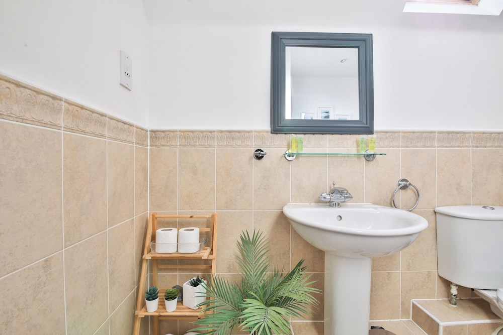 2 Bed House Near Beach with Free Parking