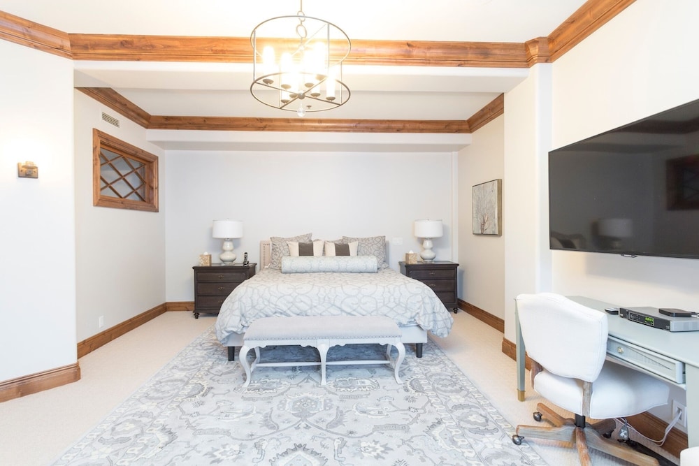 Grand Lodge - Five Bedroom #402 - Ski-in/ski-out 5 Condo