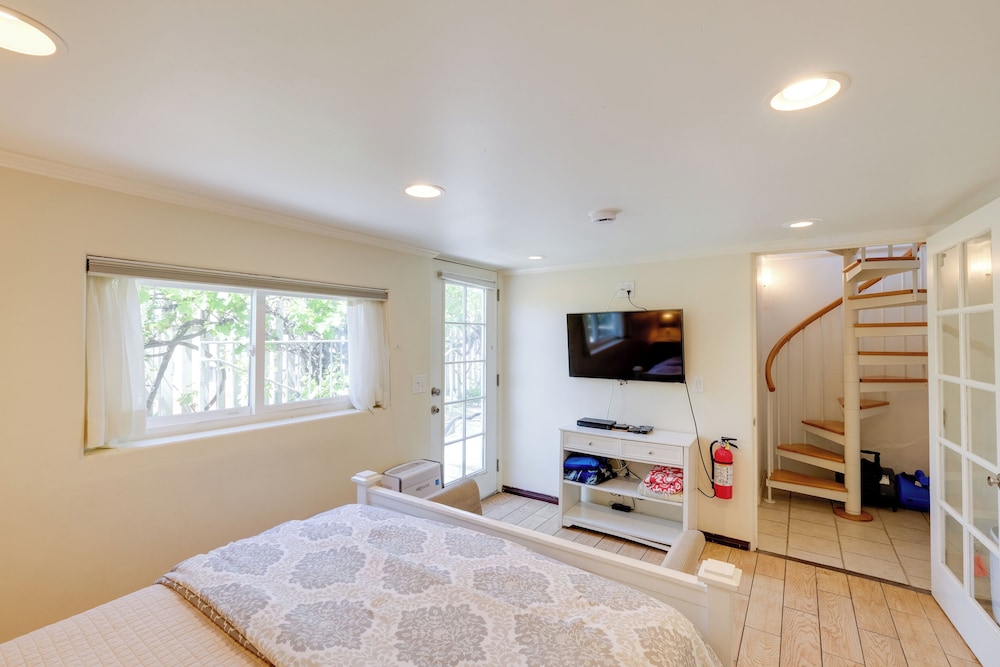 Walk to La Jolla Cove: Dtwn Cottage w/ Ocean View!