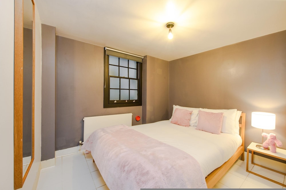 Central Cove - Fitzrovia - by Frankie Says