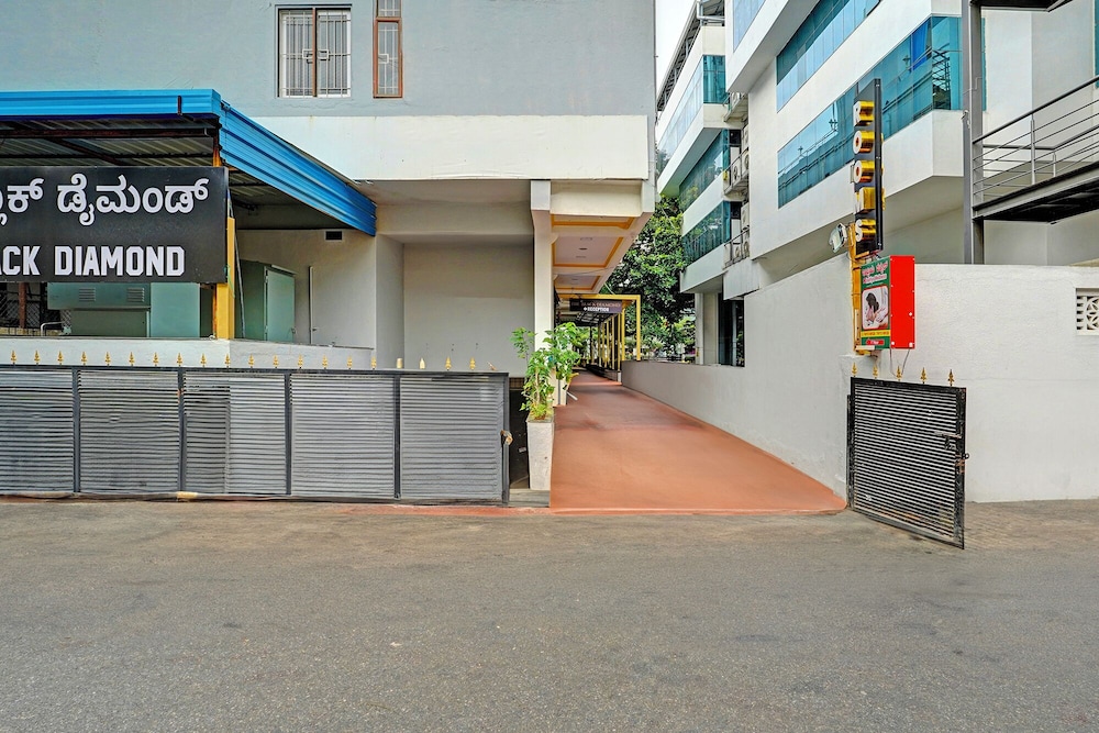 Fabhotel The Black Diamond