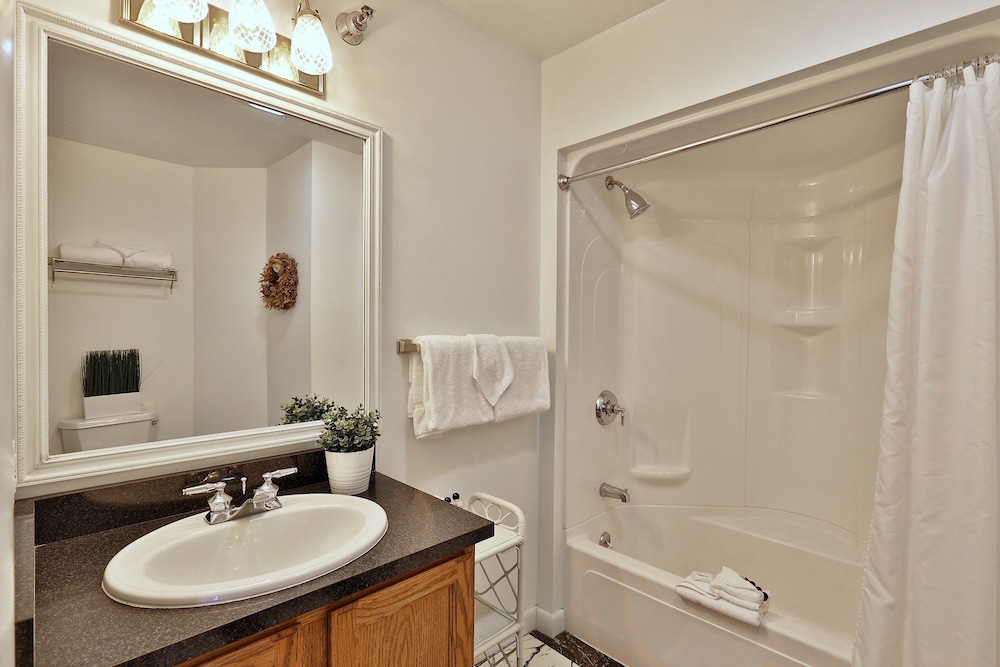 The Birch Ridge: European Room #8 - King Suite In Killington, Vermont. Hot Tub. 1 Bedroom Home view 2