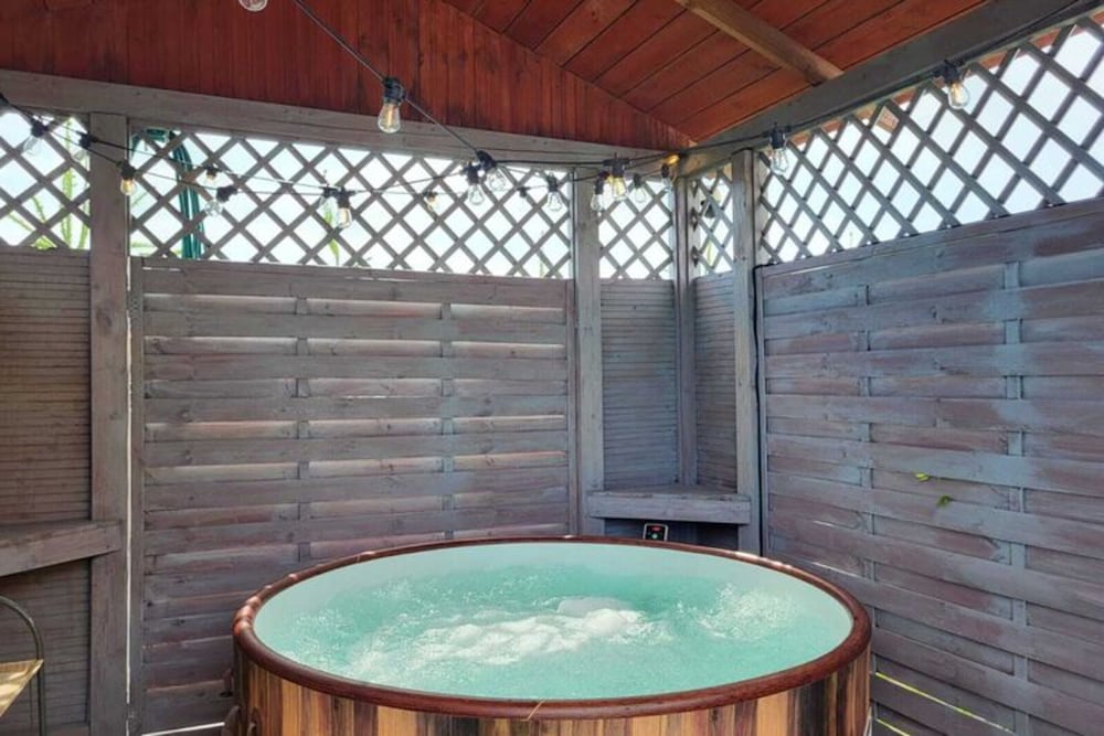 Comfortable Apartment, 5 Bedrooms, Summer Pool