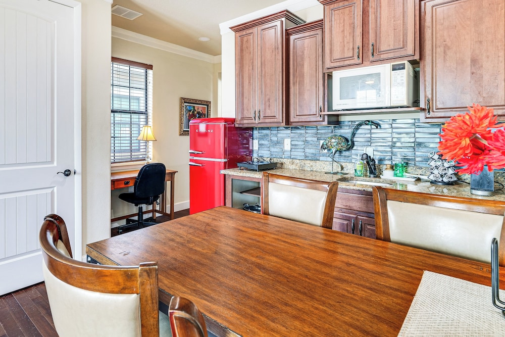 8 Mi to Disney: Pet-friendly Apt w/ Resort Perks