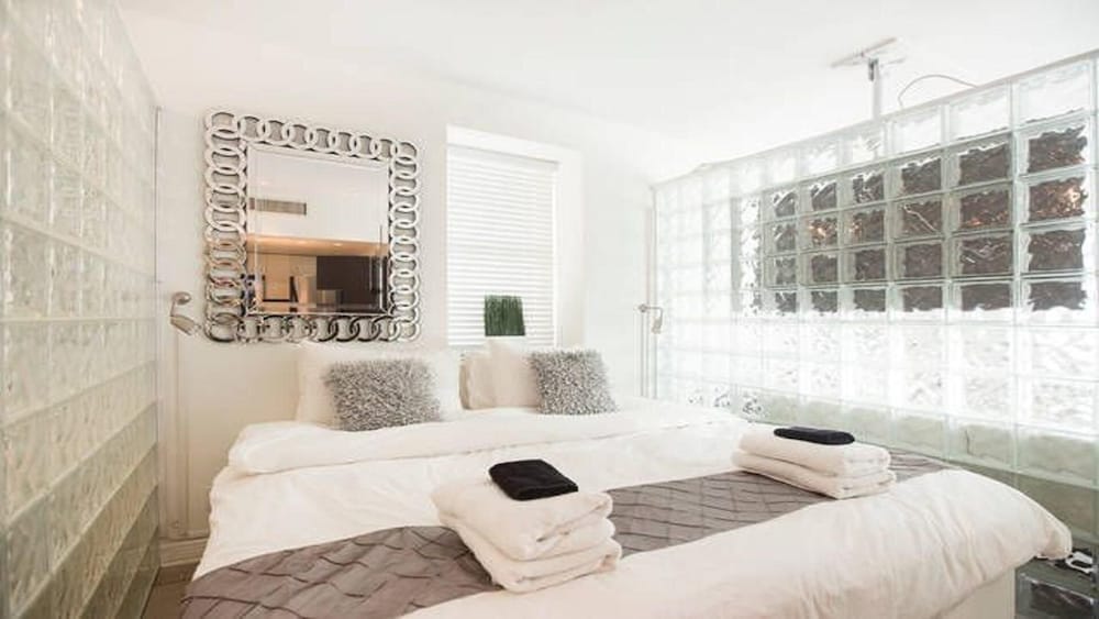 Beachfront 4 Room Ocean Drive Deluxe Suite view 5