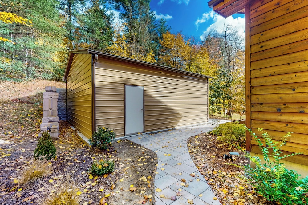 3BR Home w/ Private Hot Tub, Kayaks & Lake Views