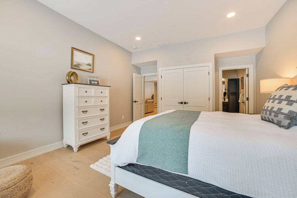Boyne Mtn Retreat w/ Hot Tub + Shuttle to Resort!