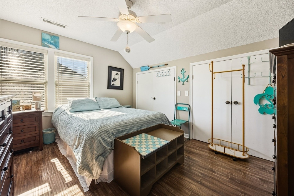 Santorelli's Seaside Serenety 4 Bedroom Home