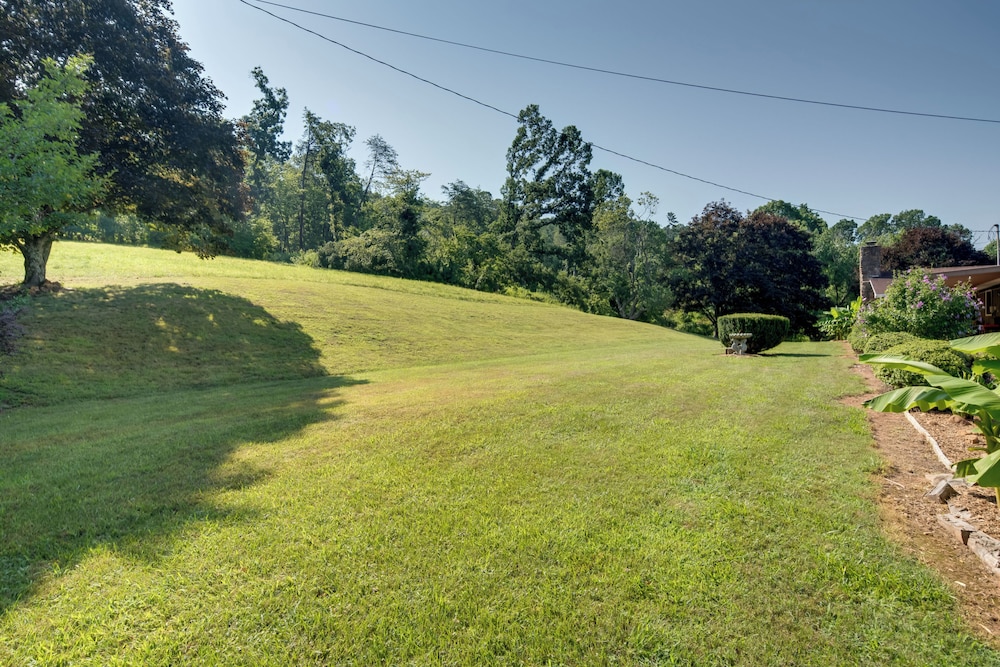 11 Mi to Asheville: Scenic Retreat w/ Game Room