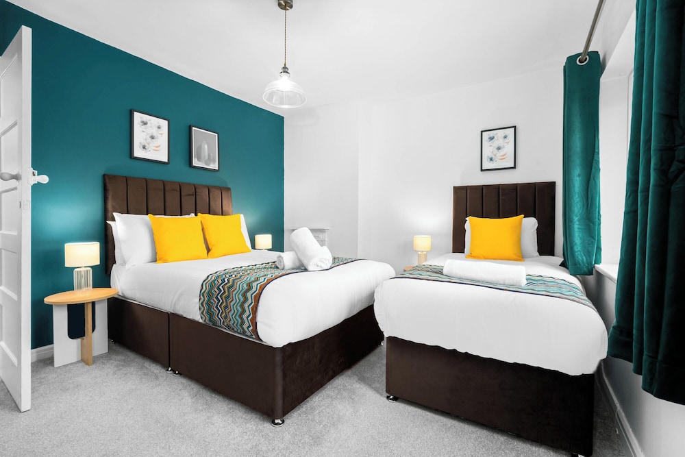 Stylish Three Bedroom Retreat With Garden