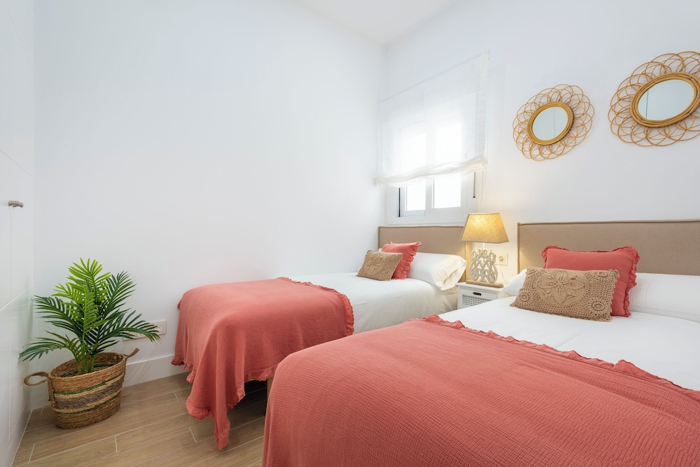 Lovely 3-bedroom Apartment Near Alameda Juan Rabadan I