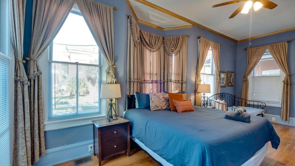 Elegant 2BR on Forsyth Park view 4