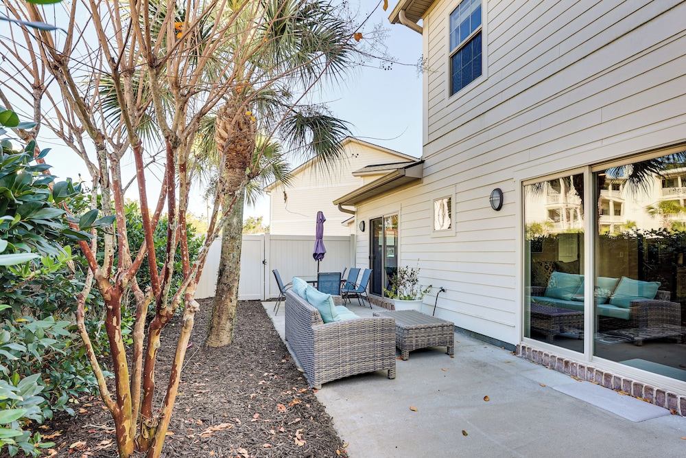 3 Mi to Pier Village: Dog-friendly St Simons Home!