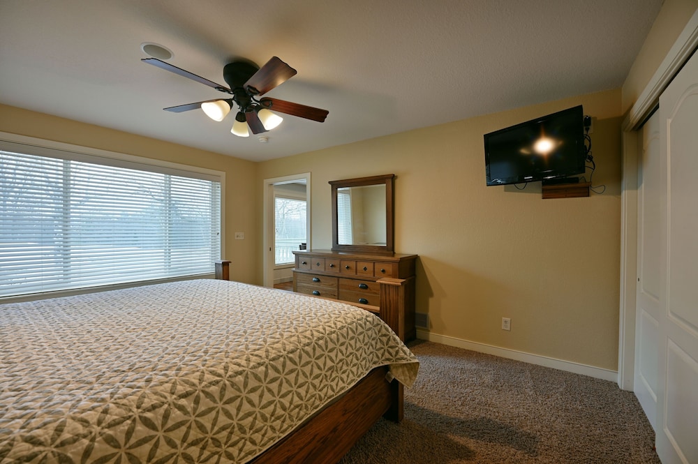 Unit 701 5 Bd 3 Ba 5 Bedroom Condo by RedAwning