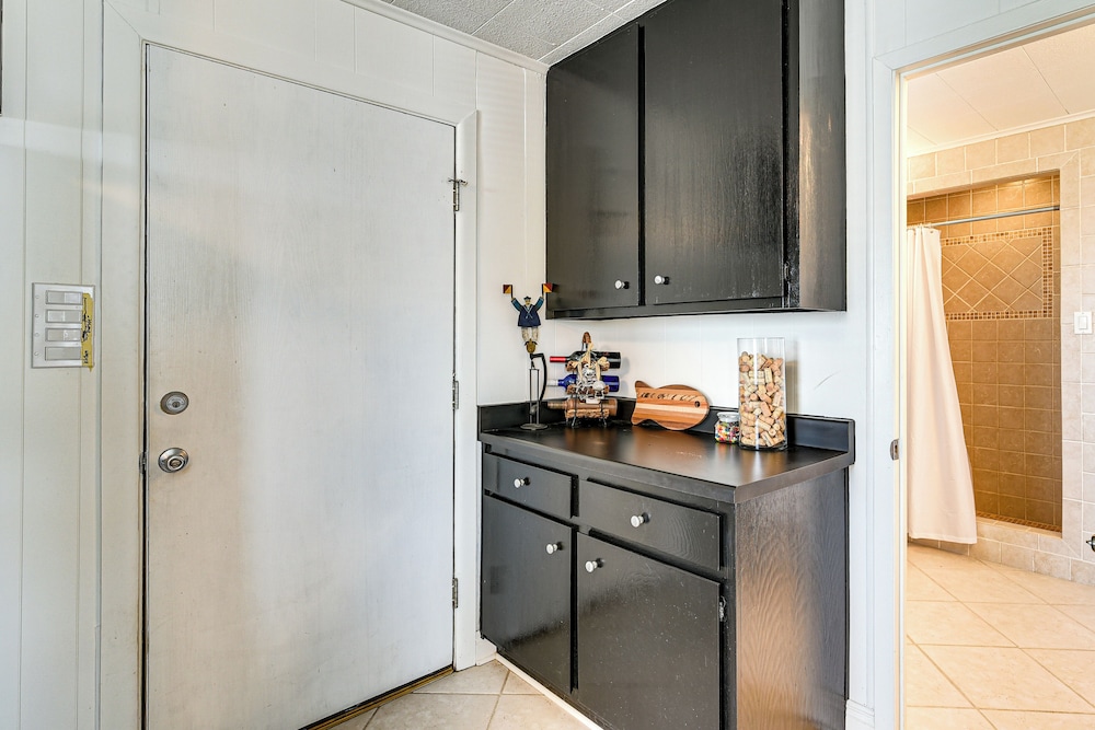 Pet-friendly Galveston Home - Walk to Beaches!
