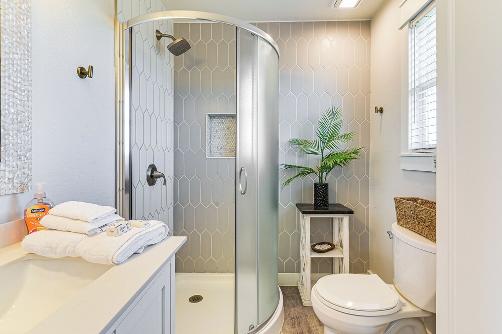 Modern Coastal Farmhouse: Walk to Surfside Beach!