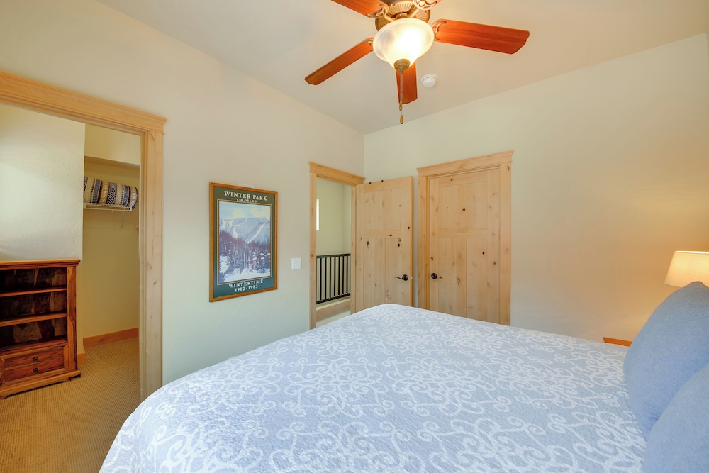 Walk to Schweitzer Village: Mountain-view Home