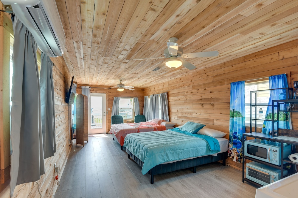 1 Mi to Ocean: Colorful Freeport Beach Rental! view 4