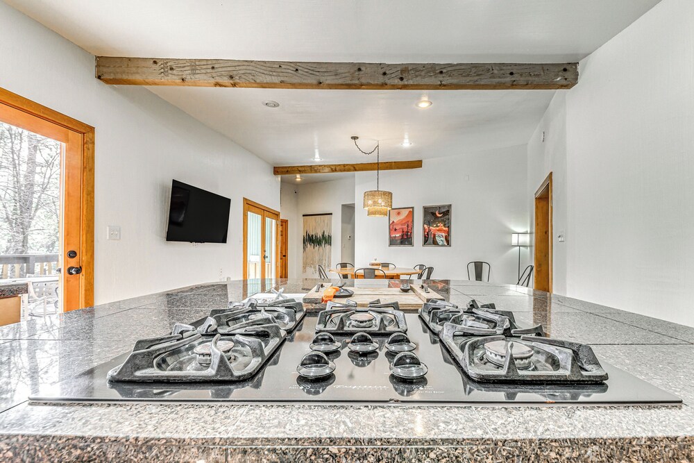 Walk to Midtown Ruidoso: Modern-rustic Cabin