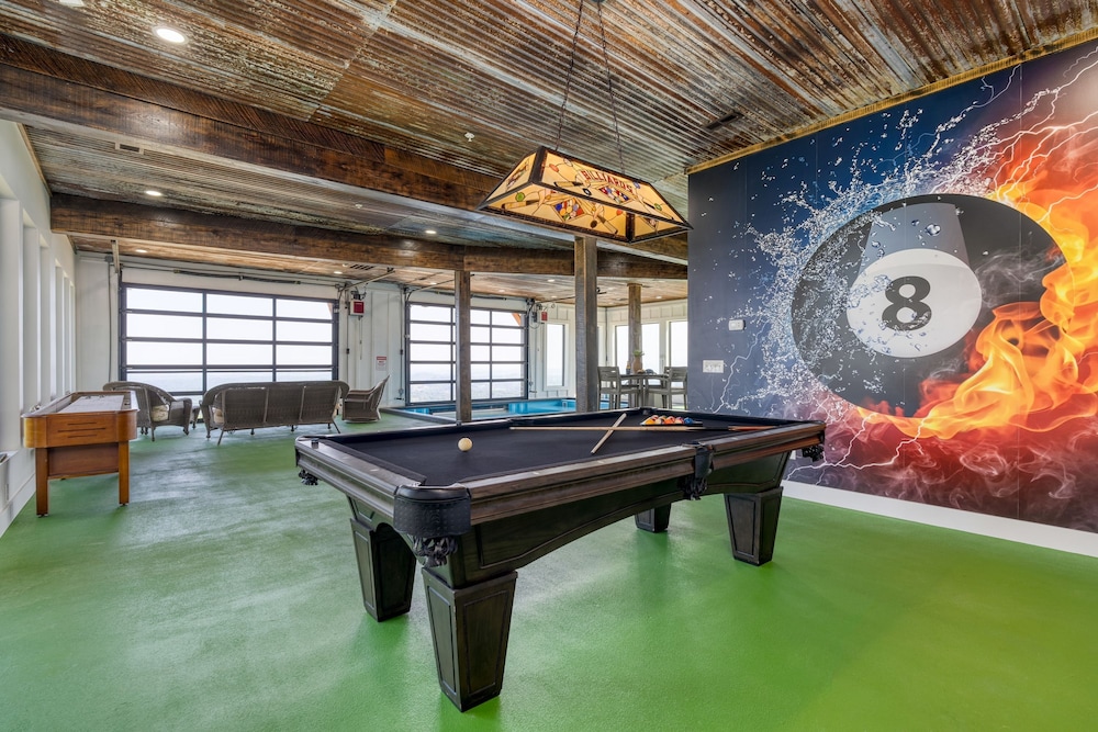 Bear Rug Inn Luxe Stays Pool Views Game Room