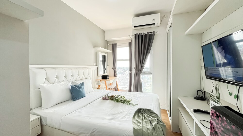 White Tone Studio At Amazana Serpong Apartment